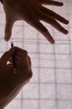 Beyaz arka plan ışığı tablo üzerinde sağ elinde siyah kalem