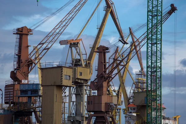 Industrial cranes in Gdansk shipyard — Stockfoto
