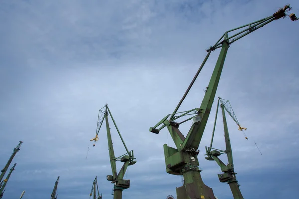 Промышленные краны на верфях Гданьска — стоковое фото
