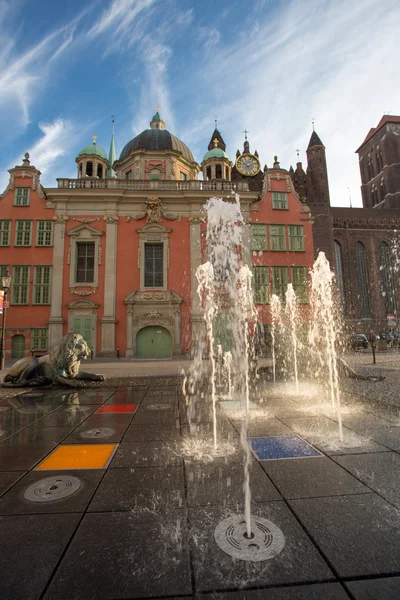 Arquitectura clásica y fuentes en el casco antiguo de Gdansk — Foto de Stock