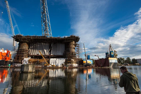 Docking oil rig at the Gdansk Shipyard under construction with f — Stock Image Docking oil rig at the Gdansk Shipyard under construction with f Stock Photo