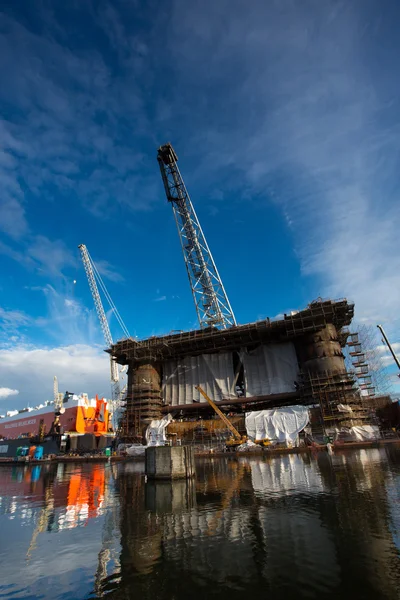 Plataforma petrolera de atraque en el astillero Gdansk en construcción en Gda — Foto de Stock