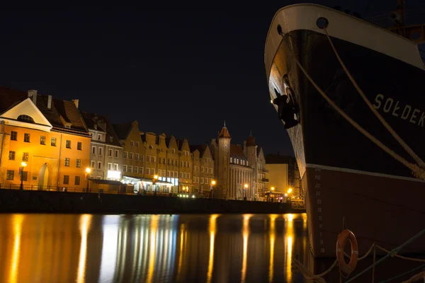 Cidade Velha de Gdansk à noite junto ao rio Motlawa com o Soldek fa — Fotografia de Stock
