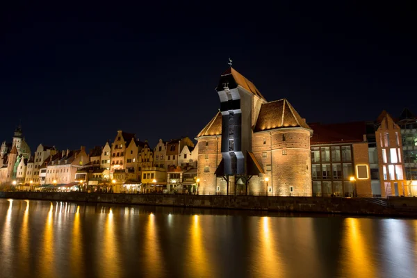 Gdaňské staré město v noci Bayjonn řeky — Stock fotografie