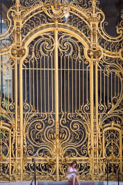 Paris'teki grand palais kapılarını tarafından oturan kadın