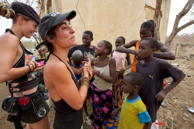 occidental kadınlar mali Afrikalı çocuklar ile etkileşim