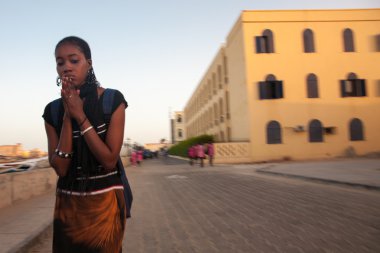 Afrikalı kadın saint louis sokakta dua