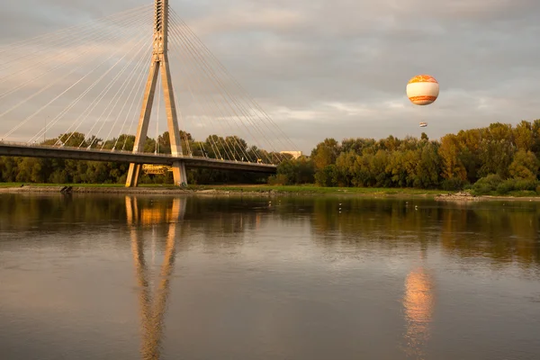 De swietokrzyski brug over de rivier vistula in Warschau — Stockfoto