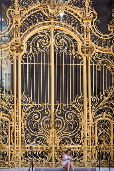 Жінка сидить на двері Великого палацу в Парижі — стокове фото