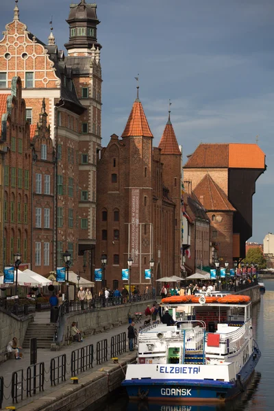 El casco antiguo de Gdansk y el río Motlawa — Foto de Stock