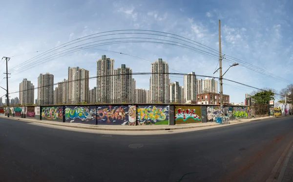 Gráficos urbanos em Moganshan Road, em Xangai — Fotografia de Stock