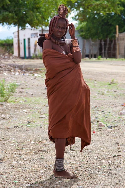 Mujeres jóvenes de Himba en el pueblo cerca de Opuwo —  Fotos de Stock