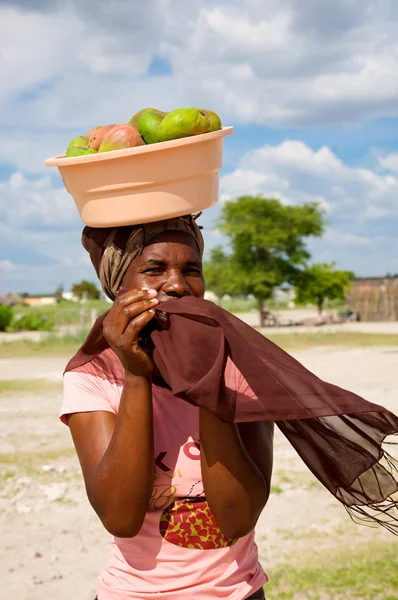 Африканская женщина с фруктами на голове в Ботсване — стоковое фото