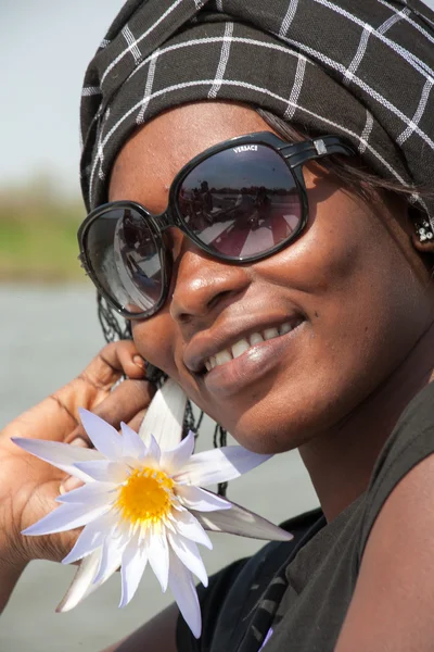 Gülümseyen güzel Afrikalı kadın — Stok fotoğraf