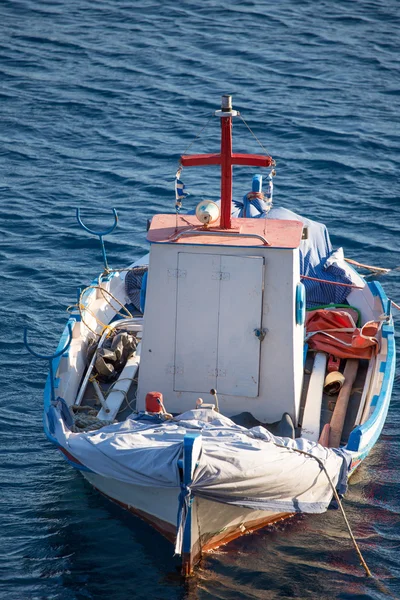 Pequeno barco de pesca na Grécia — Fotografia de Stock