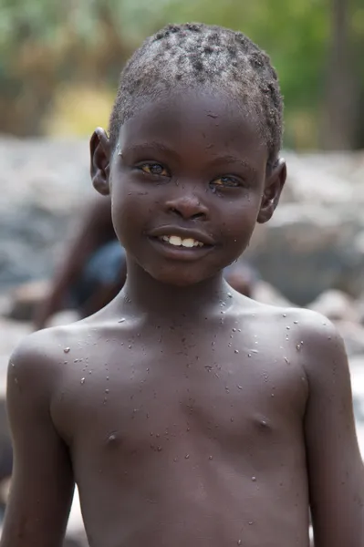 Porträtt av en ung grabb i himba stammen, namibia — Stockfoto