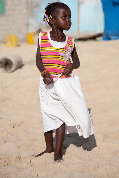 Schöne afrikanische stilvolle kleine Mädchen am Strand im Senegal — Stockfoto