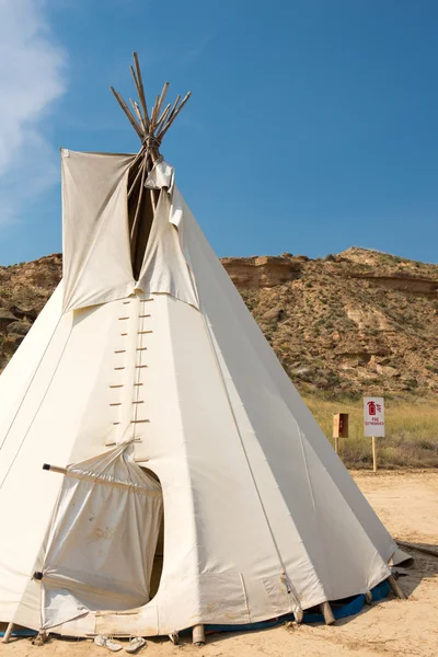 Tipi américain original blanc avec ciel bleu en arrière-plan — Photo