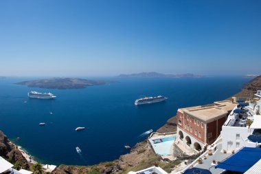 iki gemi ve diğer tekneler Santorini'de cruise