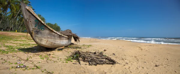 Barco de pesca na praia na Índia — Fotografia de Stock