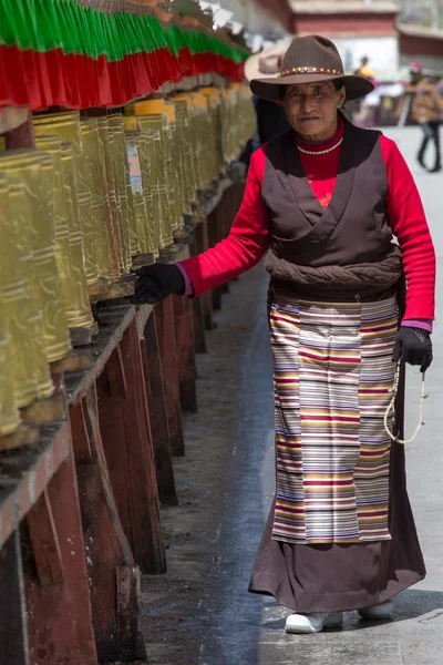 Peregrino tibetano circunda o palácio de Potala em Lhasa — Fotografia de Stock