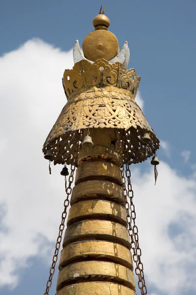 Golden temple rooftop in Tibet — Stock Photo, Image