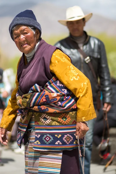 Senhora tibetana rezando no Mosteiro de Palkhor em Lhasa — Fotografia de Stock