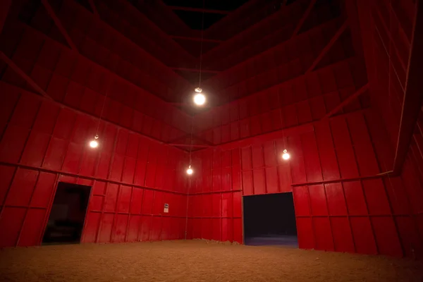 Interior de un edificio industrial rojo vacío con bombillas —  Fotos de Stock