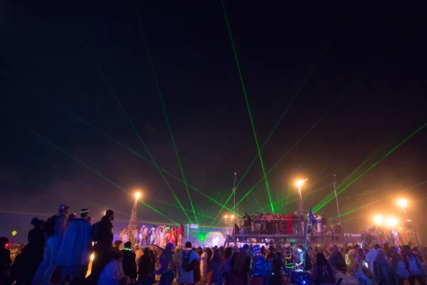 Laser bewegen sich bei einer DJ-Performance über die Bühne — Stockfoto