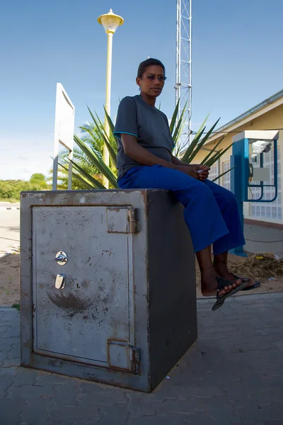 Siyah kadın bo yılında Namibya sınırındaki daha güvenli bir banka oturup... — Stok fotoğraf