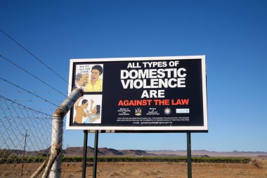 Güney Afrika'da aile içi şiddet gösteren tabela
