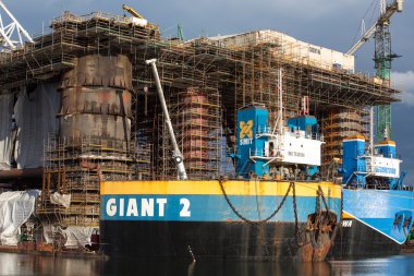 Gdansk, Polonya-19 Eylül: açık mavi gökyüzü arka plan yapım aşamasında gdansk Tersanesi, yerleştirme petrol sondaj platformu. 12 bin ton petrol sondaj platformu weights. Gdansk, Polonya, 2013