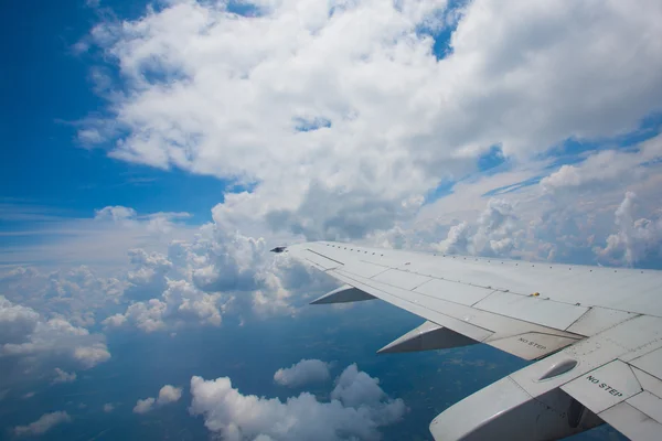 Vleugel en wolken van het vliegtuig — Stockfoto