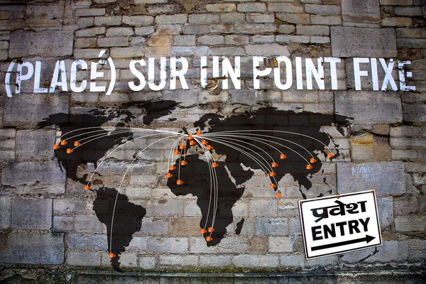 Colocado en un mensaje de punto fijo en una pared de París —  Fotos de Stock