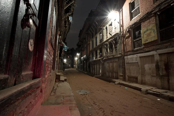 Empty street at night in the old city of Bhaktapur — Stock Photo, Image