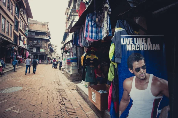 Människor i den mrket gatan i den gamla staden Bhaktapur — Stockfoto