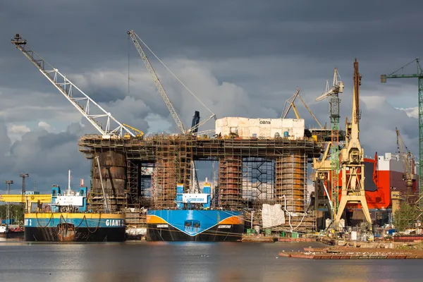 Стыковочная нефтяная вышка на строящемся Гданьском судостроительном заводе — стоковое фото
