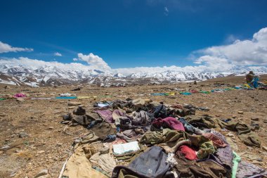 atık ve eski kıyafetleri Himalayalar