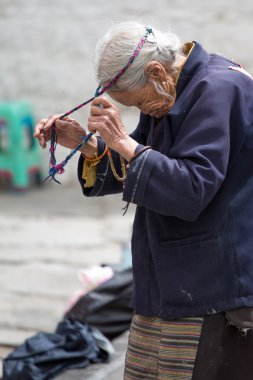 onun dini tören sırasında eski ve kötü Tibet kadın