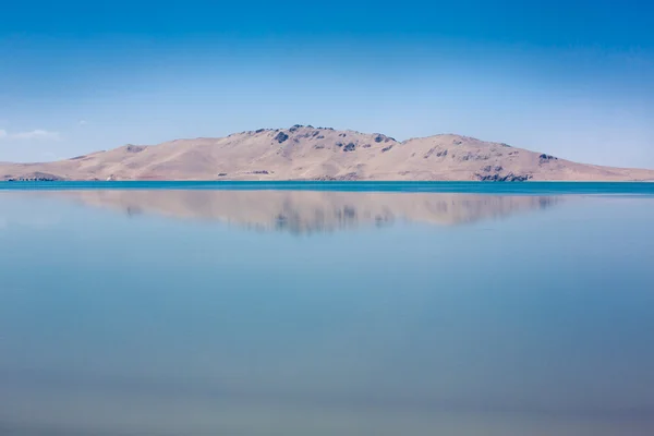Riflessione della montagna in un lago in Tibet — Foto Stock