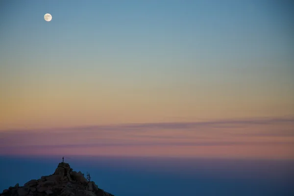 Månen och solnedgång landskap på toppen av etna — Stockfoto