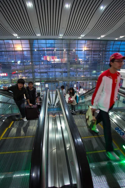 Viajeros tomando la escalera mecánica — Foto de Stock