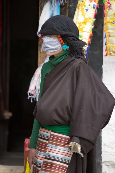 Tibetaanse vrouw gekleed met traditionele kleding in lhas, tibet. — Stockfoto