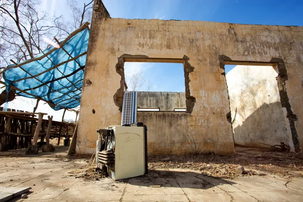 Vecchia casa abbandonata nel cespuglio, Mali — Foto Stock