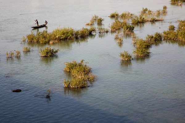 Fiskare man arbetar i sin båt på floden niger — Stockfoto