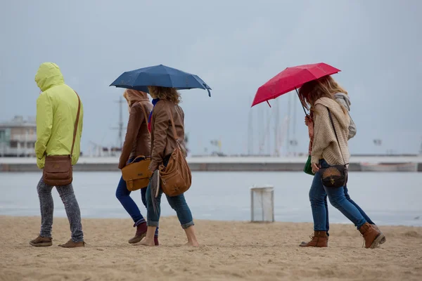 Donne che camminano sulla spiaggia di Sopot — Foto Stock