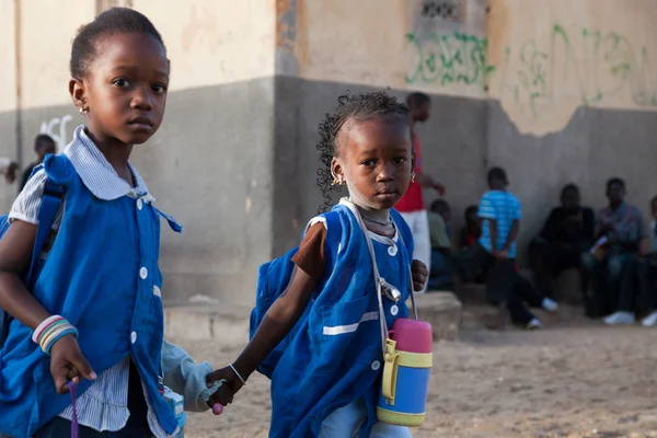 Meninas africanas vestidas de azul no caminho para a escola no Senegal — Fotografia de Stock