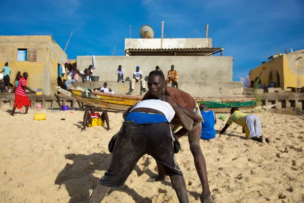 Grupp av brottare utbildning på stranden i senegal — Stockfoto