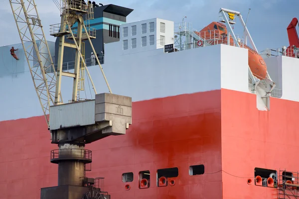Werfarbeider schilderij van een schip op droogdok in de scheepswerf van gdansk. — Stockfoto