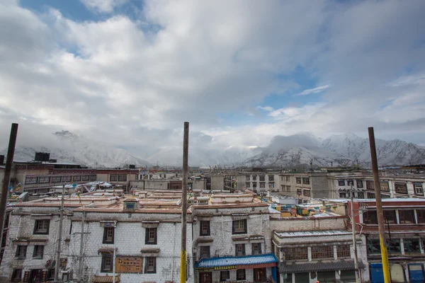 Techos y montañas con nieve en Lhasa — Foto de Stock